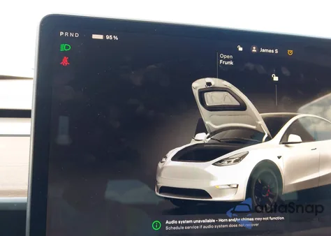 2025 Tesla Model Y Performance Dual Motor All-Wheel Drive z USA, uszkodzony, nr VIN 7SAYGDEF2SF298271